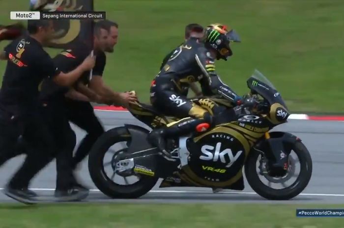 Francesco Bagnaia ketika akan melakukan selebrasi setelah mengunci gelar juara dunia Moto2 2018