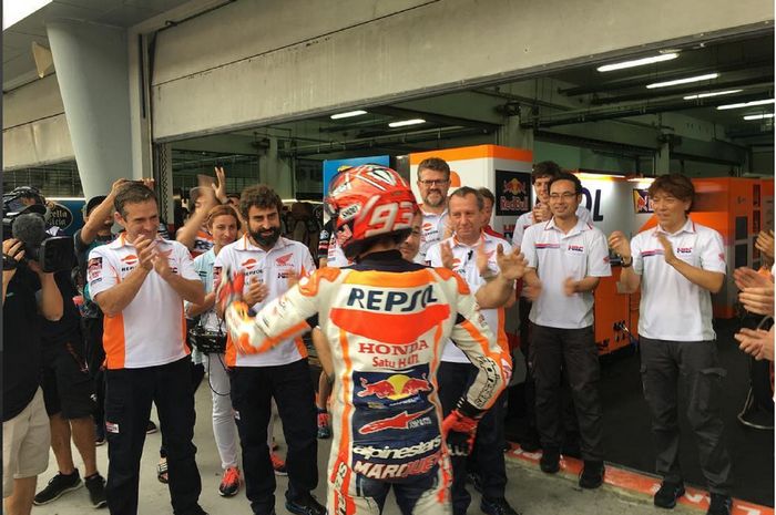 Marc Marquez disambut tim setelah balap MotoGP Malaysia