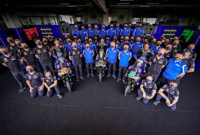 Pakaian tim Yamaha di musim MotoGP 2022 ini disuplai oleh VR46 Racing Apparel milik Valentino Rossi