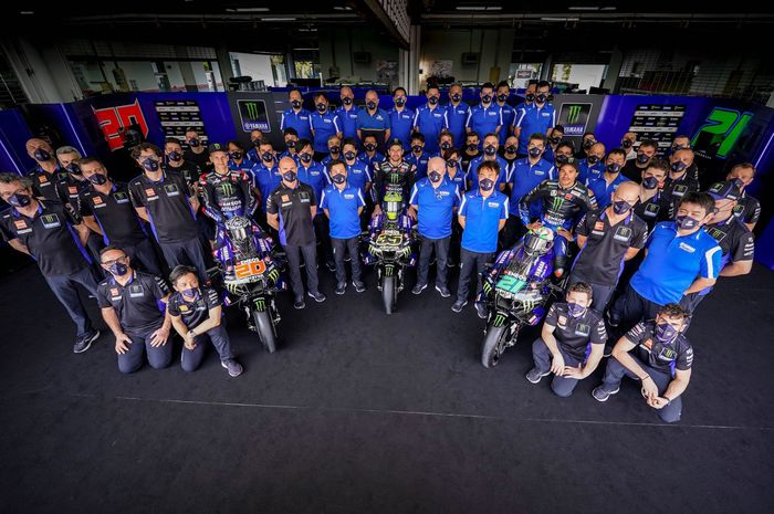 Pakaian tim Yamaha di musim MotoGP 2022 ini disuplai oleh VR46 Racing Apparel milik Valentino Rossi