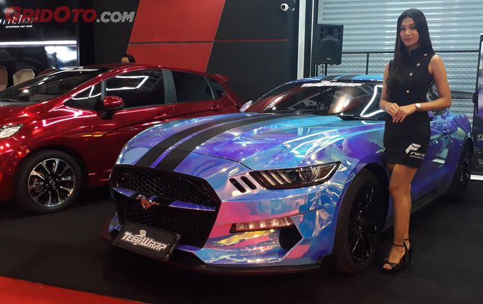 Mustang berwarna biru menyala pakai Teck Wrap