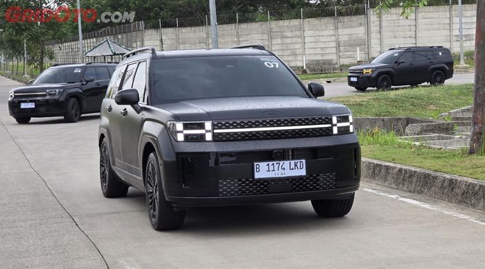 Hyundai All New Santa Fe Calligraphy saat dijajal awak media menuji pabrik Hyundai di Cikarang, Jawa Barat