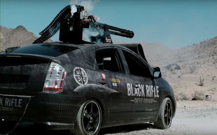 Tampilan belakang Toyota Prius pakai senjata