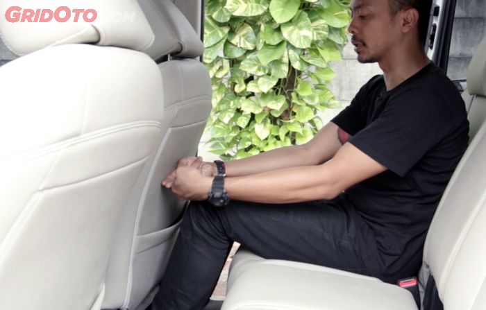 Akomodasi penumpang baris kedua Mazda5 hanya menyisakan 5 jari untuk rata-rata tinggi orang Indonesia