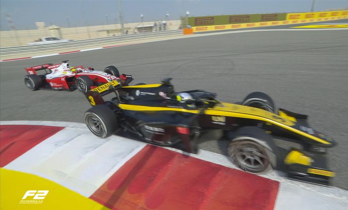 Mick Schumacher berkali-kali disalip pesaingnya di race 2 F2 Bahrain 2020. seperti saat disusul Guanyu Zhou ini