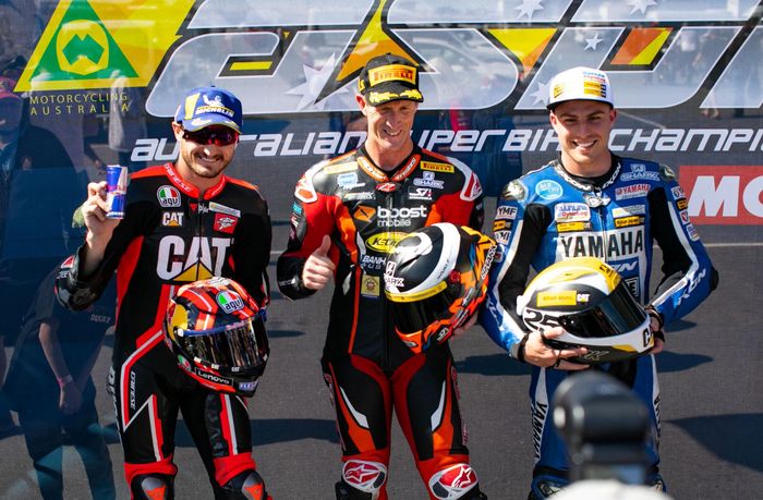 Jack Miller (kiri) mencatat waktu tercepat kedua pada kualifikasi seri terakhir ASBK 2021 di sirkuit The Bend