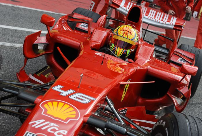 Valentino Rossi di balik kokpit mobil F1 Ferrari pada 2008
