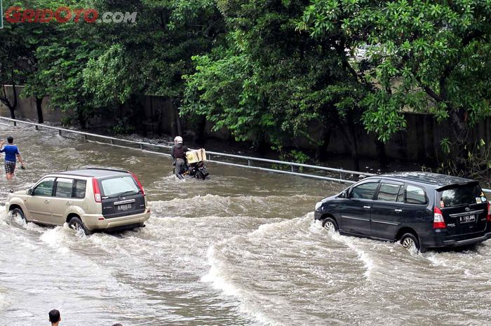 Ilustrasi mobil menerjang banjir                