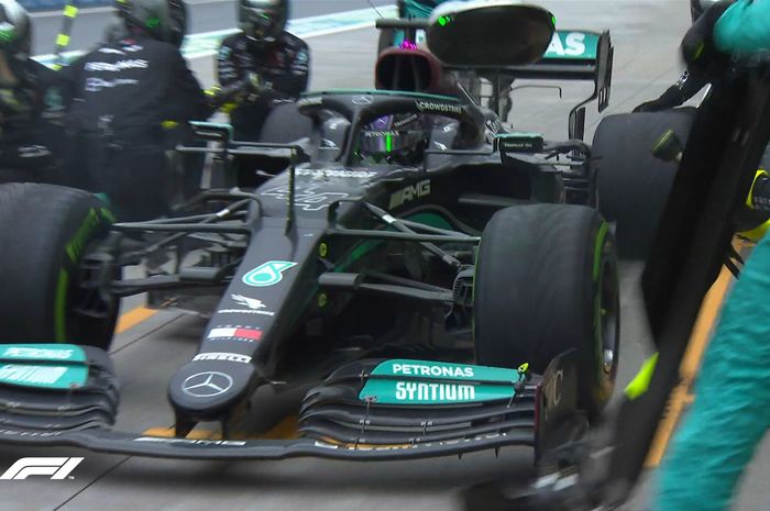 Lewis Hamilton melakukan pit stop ganti ban intermediate baru di lap 51 F1 Turki 2021