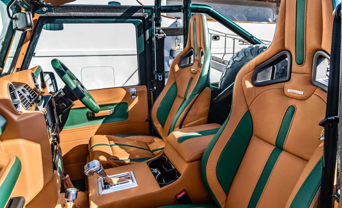 Tampilan kabin elegan modifikasi Land Rover Defender garapan Overfinch