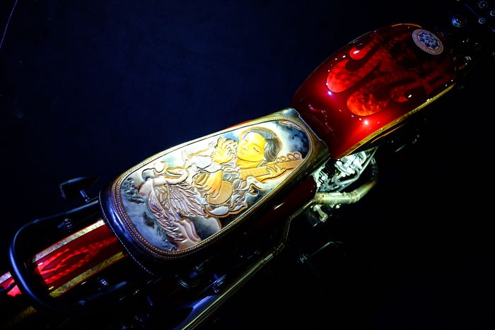 Gambar Dewi Saraswati disematkan pada pahatan di lapisan jok dari kulit asli