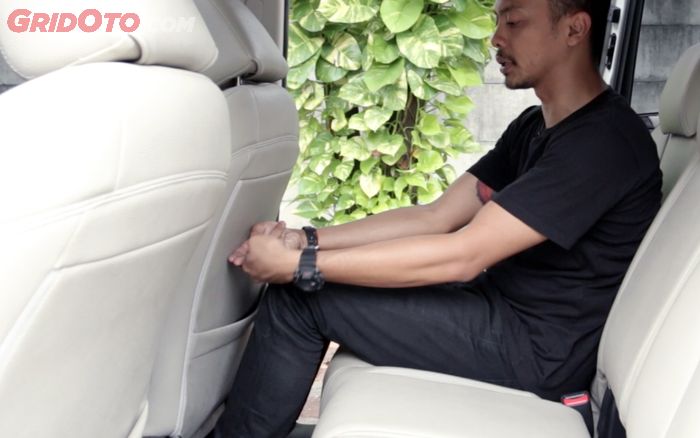 Akomodasi penumpang baris kedua Mazda5 hanya menyisakan 5 jari untuk rata-rata tinggi orang Indonesi