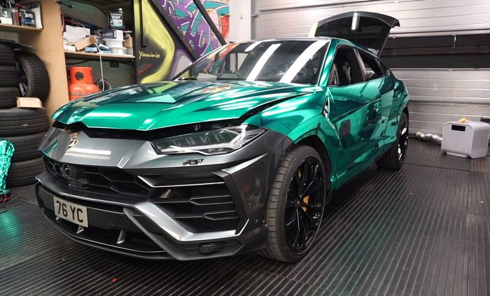 Proses wrapping Lamborghini Urus pakai warna hijau 