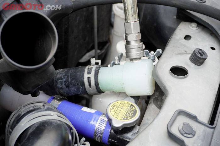 Kuras air radiator lebih maksimal mengganti coolant baru yang masuk untuk pendinginan mesin lebih baik.