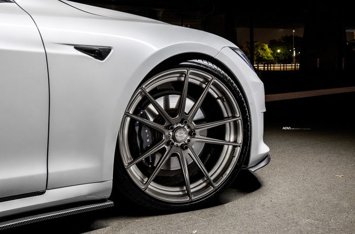Modifikasi Tesla Model S dipasok pelek ADV5.2 Track Spec SL Series 22 inci