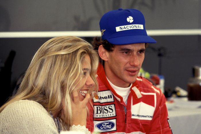 Adriane Galisteu dan Ayrton Senna. Adriane jadi salah satu cewek cantik di sirkuit F1 yang memiliki kisah asmara dengan pembalap