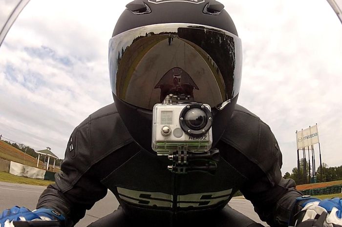 Ilustrasi helm dengan GoPro