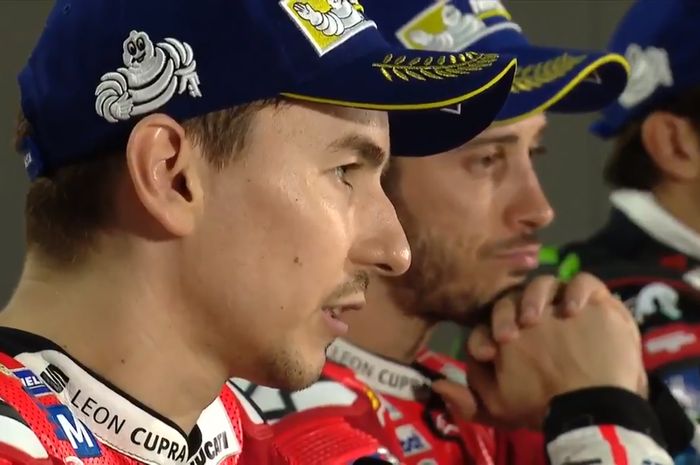 Jorge Lorenzo (depan) berkomentar di konferensi pers usai MotoGP Malaysia 2017