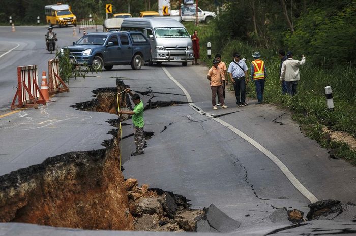 Foto ilustrasi, kondisi jalan rusak akibat gempa di Thailand