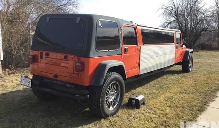 Jeep Wrangler limousine punya panjang total 4,3 meter