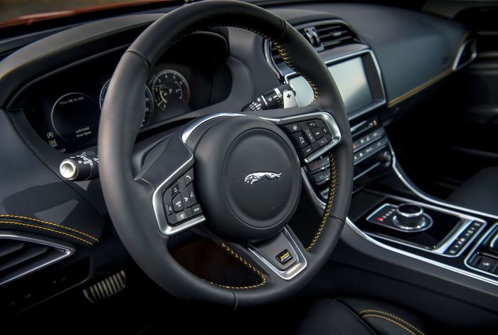 Interior beraksen benang jahitan kuning