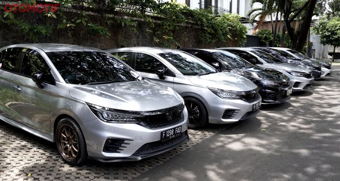 ILUSTRASI. Member Komunitas HACHI (Honda City Hatchback Indonesia) Parkir di Terik Matahari