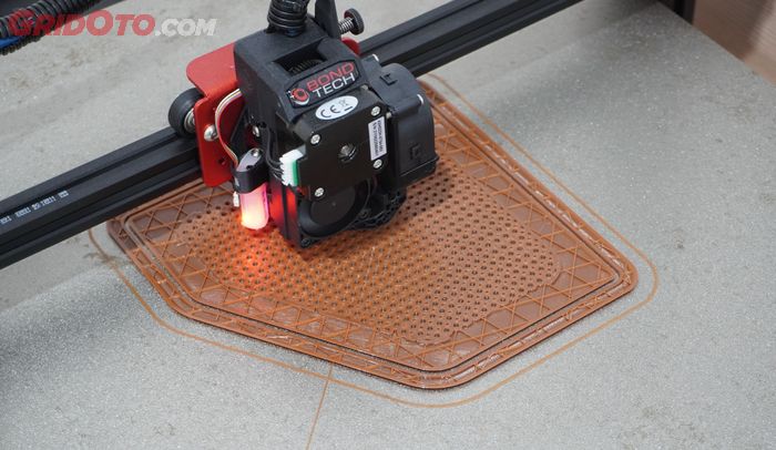 Alat 3D printing untuk membuat cover speaker di door trim