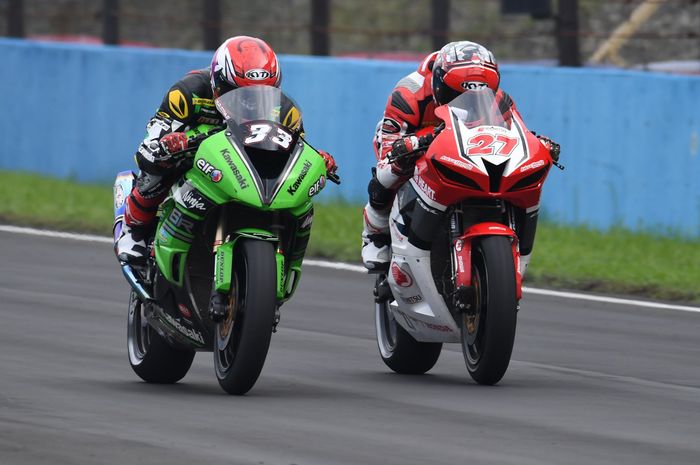 Sekedipan mata jarak kemenangan Andi Gilang dari Ahmad Yudhistira di race 1 ARRC SS600 Sentul
