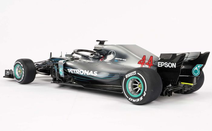 Tak hanya bentuknya, stiker replika mobil ini juga dibuat sesuai dengan mobil F1 Mercedes W09