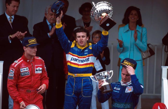 Podium F1 Monako 1996 dari kiri ke kanan: David Cloutlhard, Olivier Panis dan Johnny Herbert. Hanya tiga pembalap ini yang masuk finish