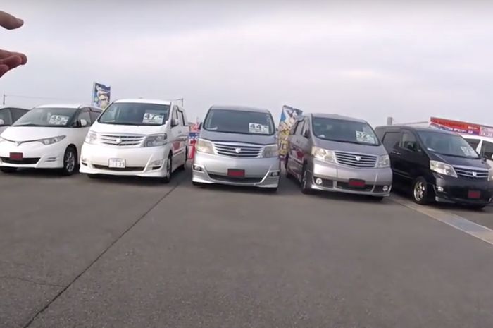 Ilustrasi Mobil Toyota Alphard seken di Jepang