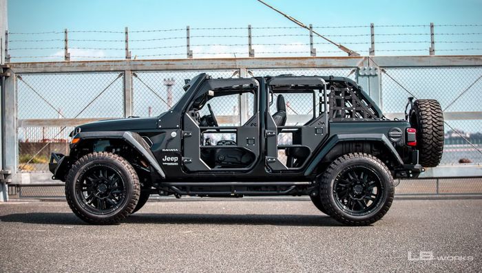 Tampilan samping Jeep Wrangler JL garapan Liberty Walk