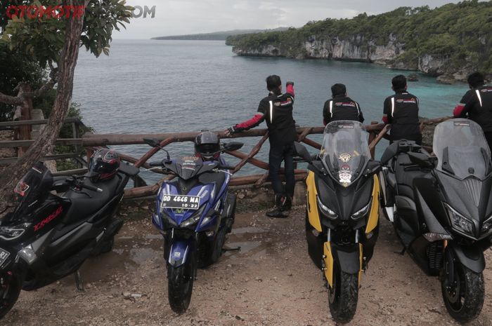 Tim Maxi Yamaha Tour de Indonesia saat menikmati pemandangan tebing Appalarang