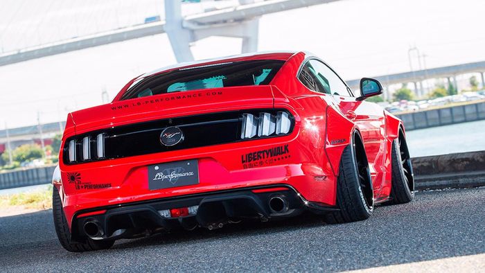 Buritan  Ford Mustang garapan Liberty Walk