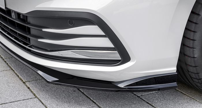 Bumper baru yang lebih sporty dilengkapi lip spoiler