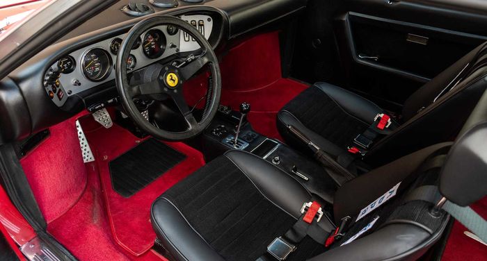 Tampilan kabin Ferrari 308 GT4 bergaya off-road