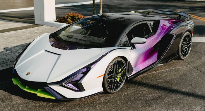 Paduan warna putih dan ungu di tubuh Lamborghini Sian