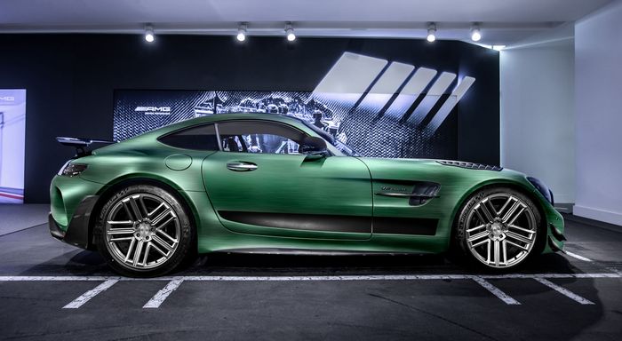 Warna hijau membungkus seluruh permukaan Mercedes-AMG GT R Pro