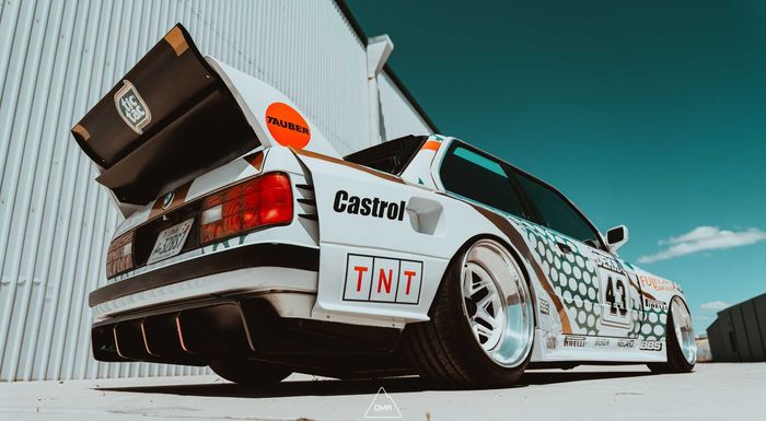 Tampilan belakang modifikasi BMW M3 E30 bergaya balap DTM