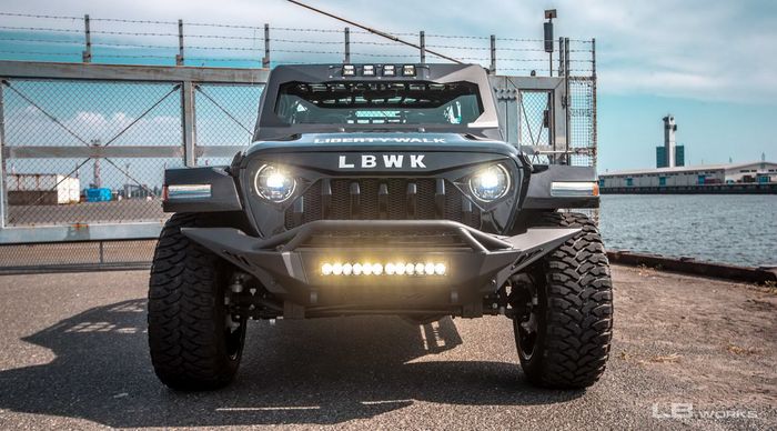 Tampilan depan Jeep Wrangler JL garapan Liberty Walk