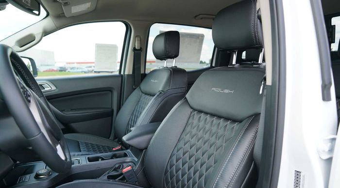 Sepasang jok kulit berpola wajik dengan logo Roush