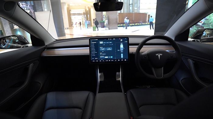 Dasbor Tesla Model 3 minimalis tanpa adanya tombol