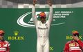 Lewis Hamilton Bagi-Bagikan Barang Keren Ini, Pengin Kebagian, Gampang Kok Caranya