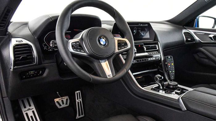 Tampilan kabin BMW M850i sudah mengadopsi bahan alumunium