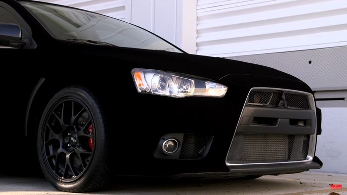 Mitsubishi Lancer Evo serba hitam pekat