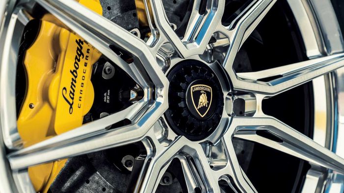 Lamborghini Aventador pasang pelek Vossen seri Evo-2R ukuran 22 inci