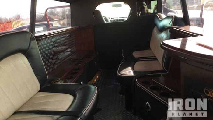 Interior Jeep Wrangler limousine dibuat mewah bak ruang pesta
