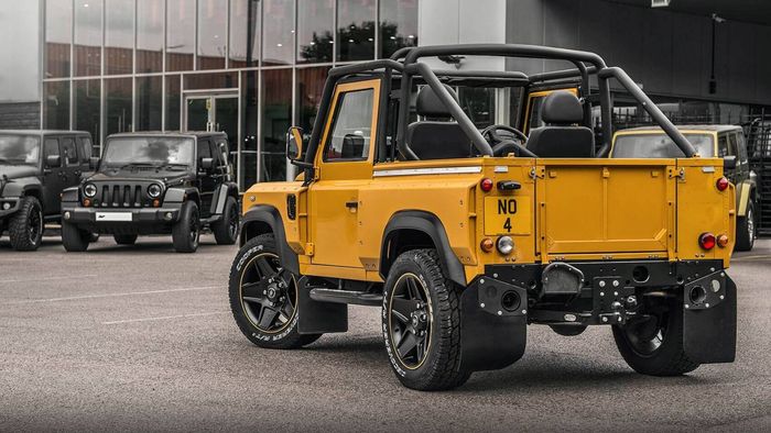 Penampakan belakang Land Rover spesial edition