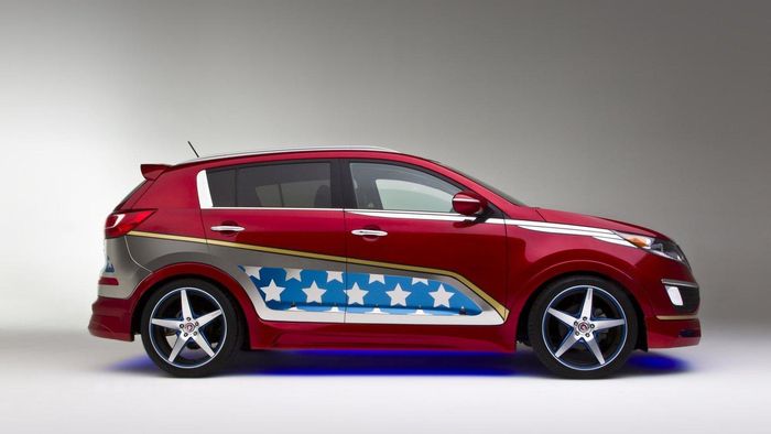 Sisi samping Kia Sportage dimodifikasi pakai tema Wonder Woman
