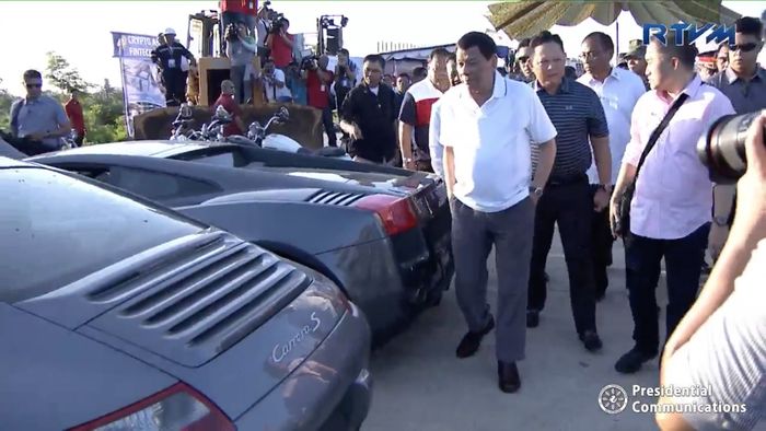 Presiden Duterte berkeliling melihat kendaraan yang akan dihancurkan